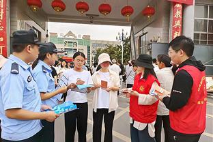 Có thể nào không rơi lệ đầy mặt? Sau khi kết thúc phần chào mừng, Wade và cả đội ôm nhau.